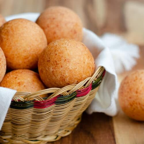 Les buñuelos colombianos sont des beignets originaires d'Afrique qu'on retrouve en Amérique Latine