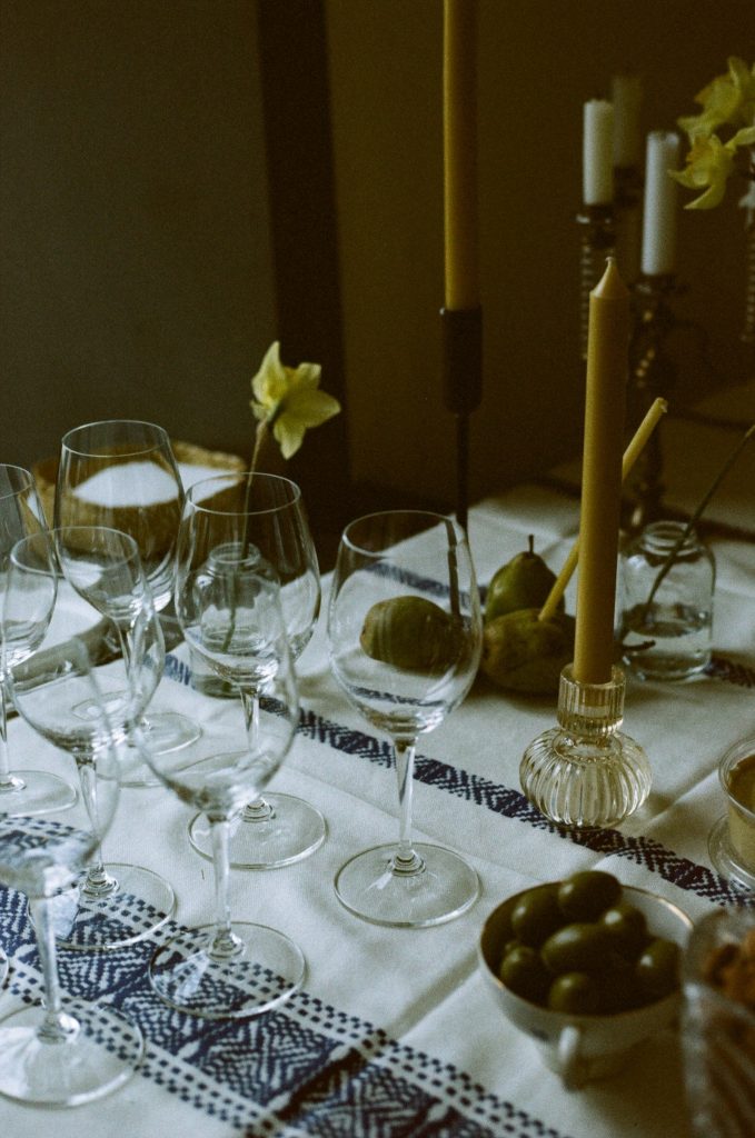 Table dressée avec des verres
