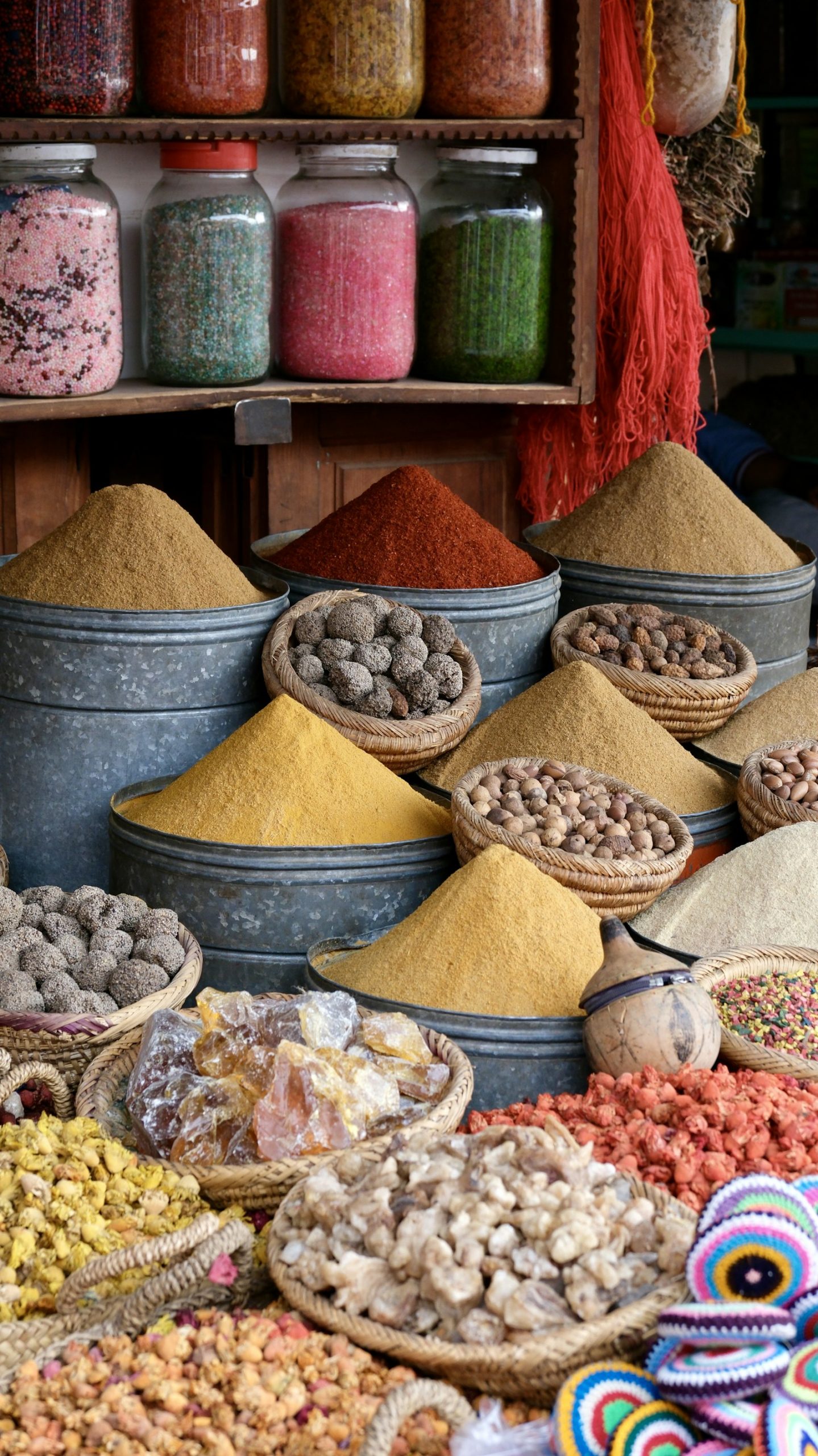 Épices en cônes colorés sur un marché