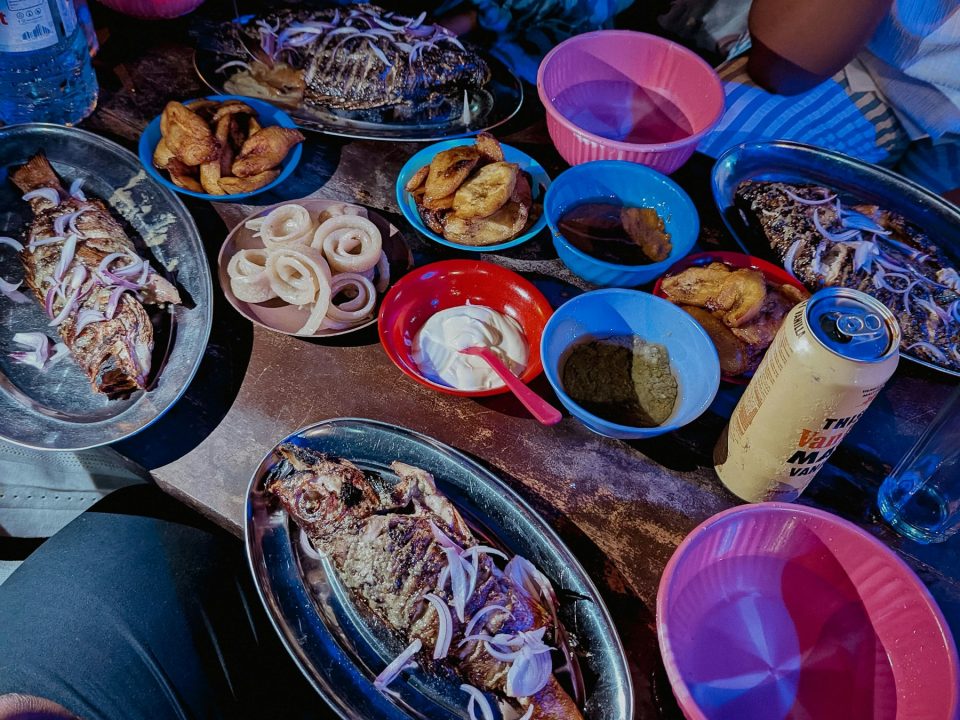 Table de repas partagé, poisson grillé et petits plats